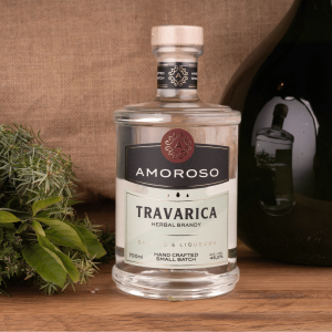 Travarica – tradicionalna rakija od pažljivo odabranih ljekovitih biljaka, s bogatim aromatičnim profilom i autentičnim okusom mediterana.