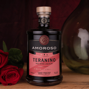Teranino, jedinstveni liker napravljen od vina teran, s punim, robustnim okusom i blagim notama citrusnog voća, idealan za uživanje u posebnim prigodama.